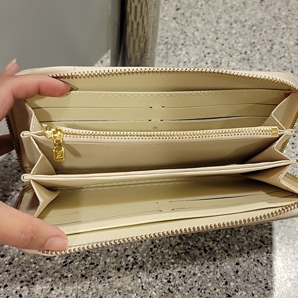 Louis Vuitton Cream and Gray Checkered Zip Wallet - Picture 6 of 8